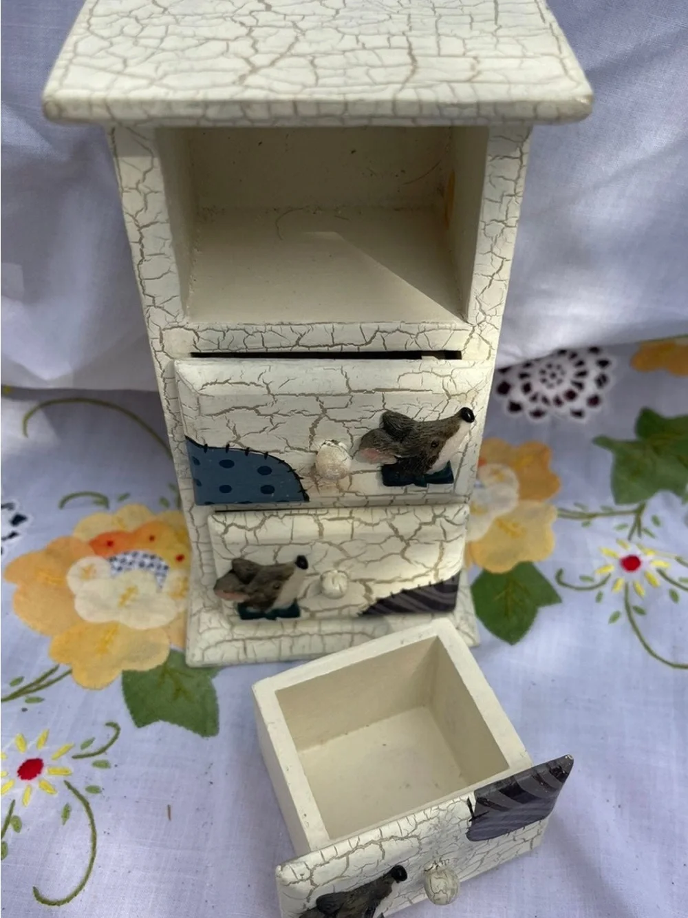 House of Lloyd Christmas around the world Mini Trinket Mice Dresser